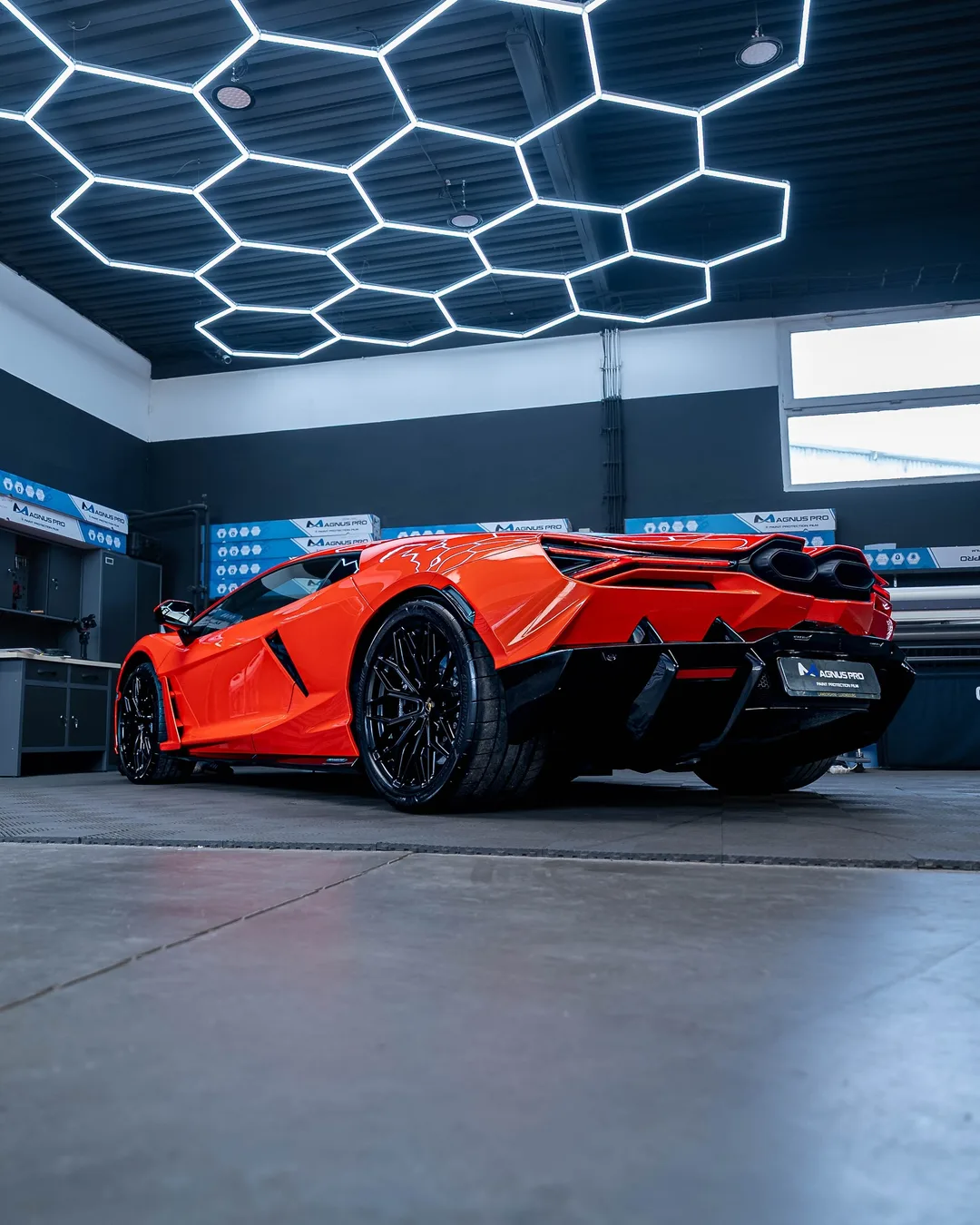 Oranžové Lamborghini Revuelto chránené fóliou Magnus Pro v aplikačnom centre v Košiciach