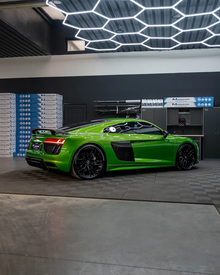 Zelené Audi R8 z boku zozadu v aplikačnom centre