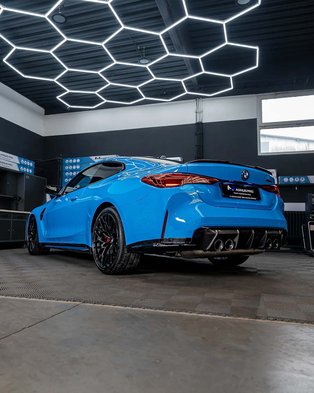 Modré BMW M4 CS chránené fóliou Magnus Pro v aplikačnom centre v Košiciach