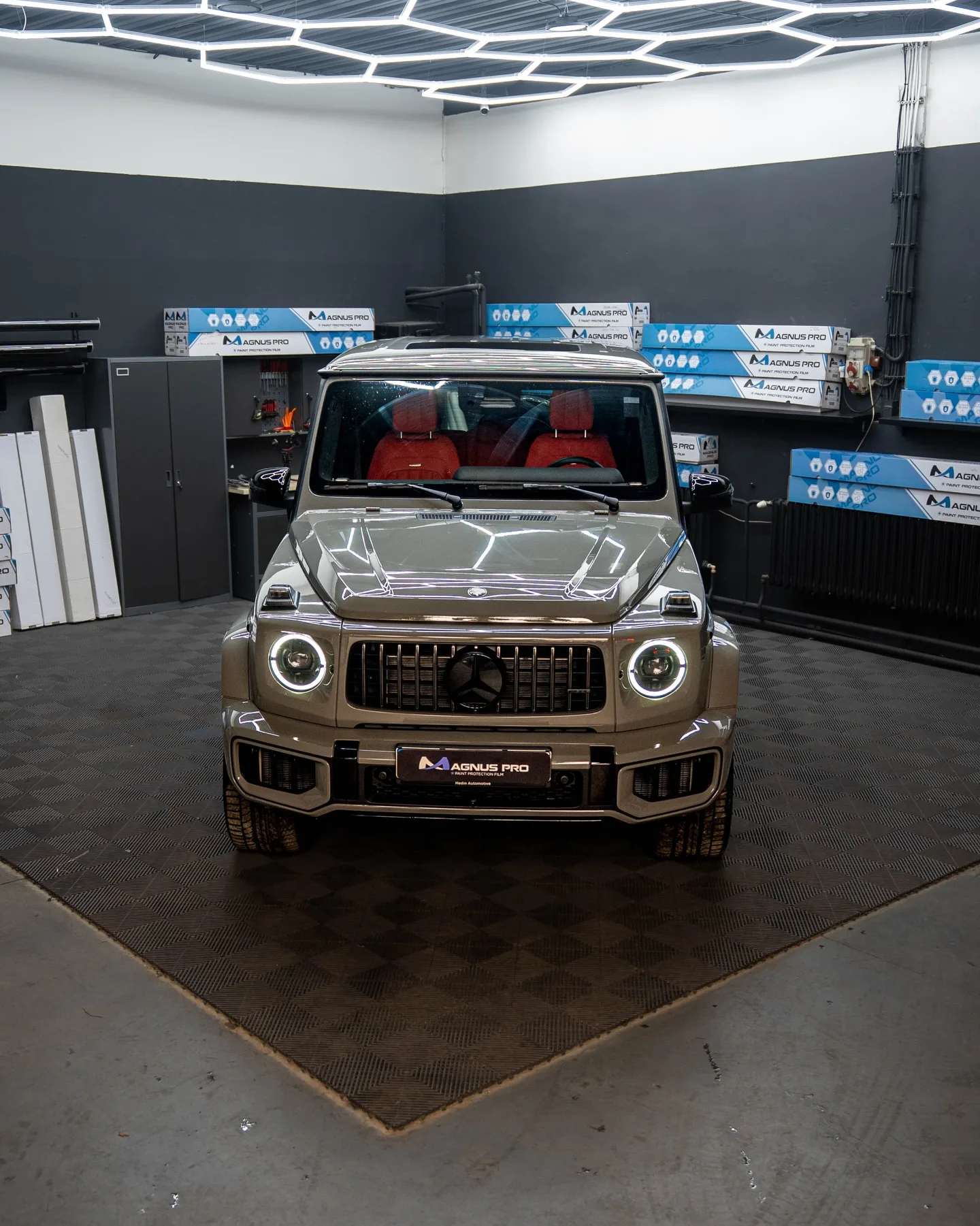 Sivý Mercedes-Benz G63 chránený fóliou Magnus Pro v aplikačnom centre v Košiciach