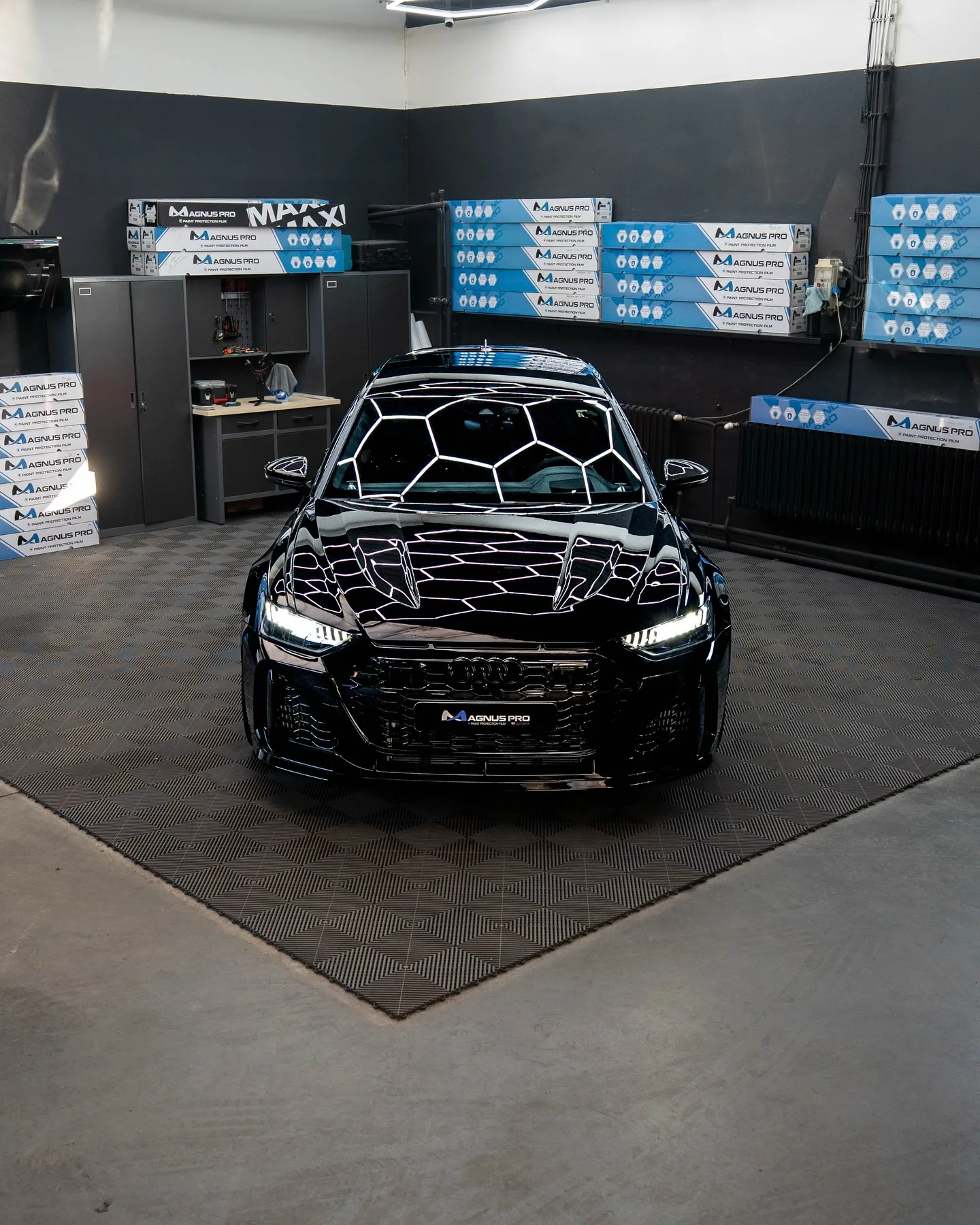 Čierne Audi RS6 GT chránené fóliou Magnus Pro v aplikačnom centre v Košiciach