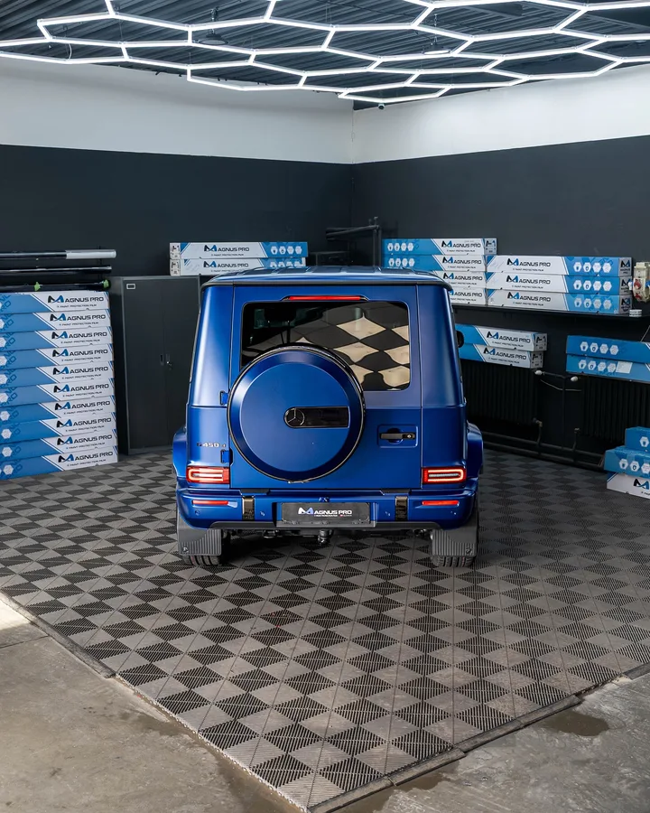 Modrý Mercedes-Benz G450d s matnou fóliou zozadu