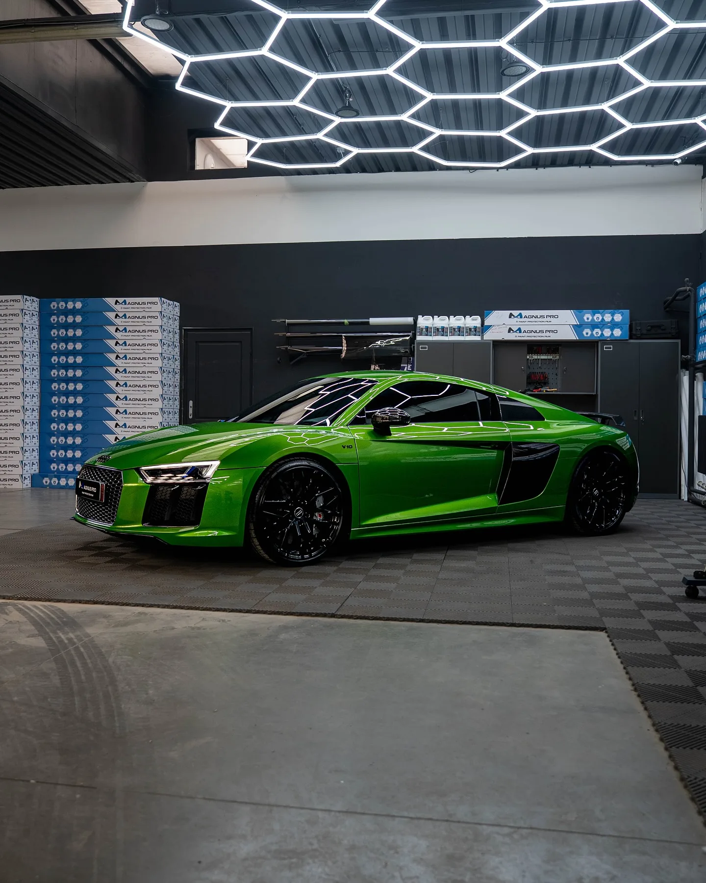Zelené Audi R8 v aplikačnom centre Magnus Pro v Košiciach pod šesťuholníkovým osvetlením