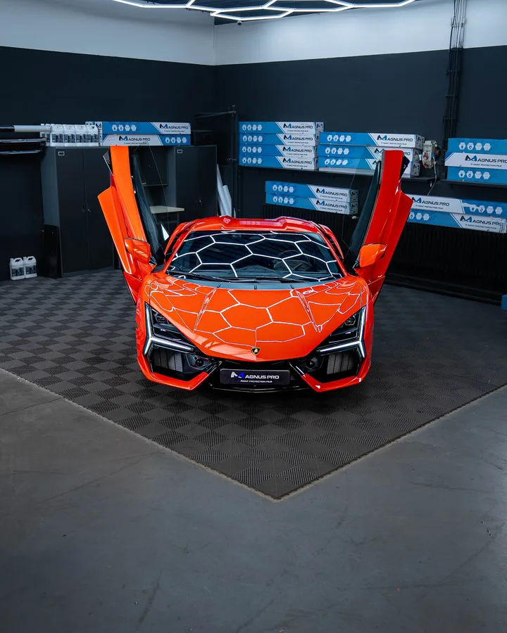 Oranžové Lamborghini Revuelto spredu s otvorenými dverami nahor