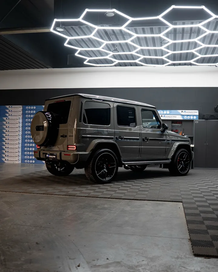 Sivý Mercedes-Benz G63 z boku zozadu v aplikačnom centre