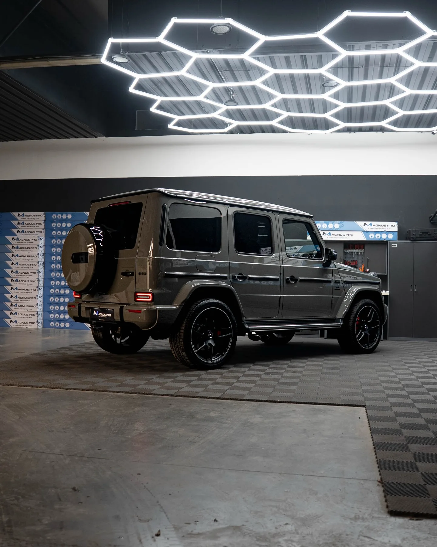 Sivý Mercedes-Benz G63 chránený fóliou Magnus Pro v aplikačnom centre v Košiciach