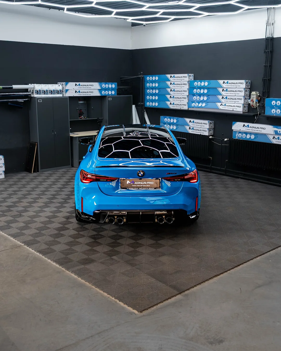 Modré BMW M4 CS chránené fóliou Magnus Pro v aplikačnom centre v Košiciach