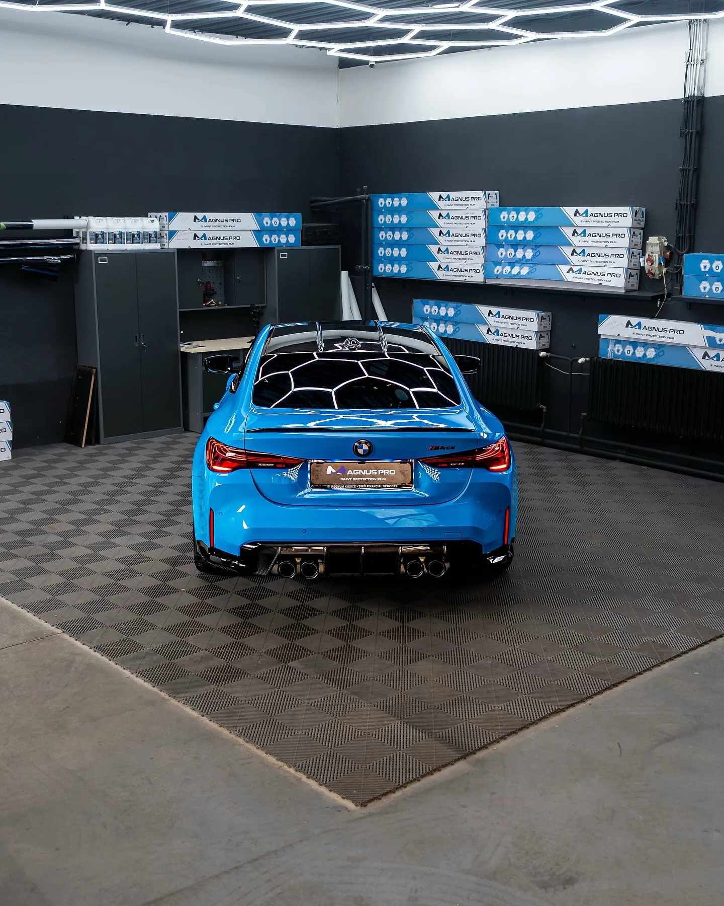 Modré BMW M4 CS chránené fóliou Magnus Pro v aplikačnom centre v Košiciach