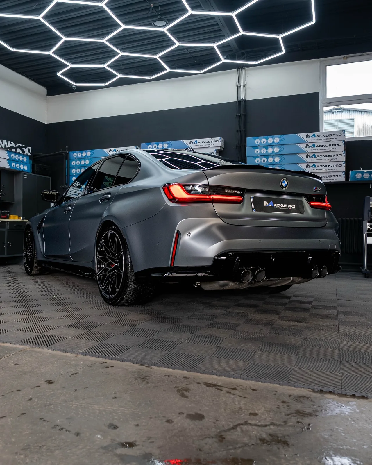 Sivé BMW M3 Competition zozadu so saténovo matným povrchom fólie Magnus Pro Matte