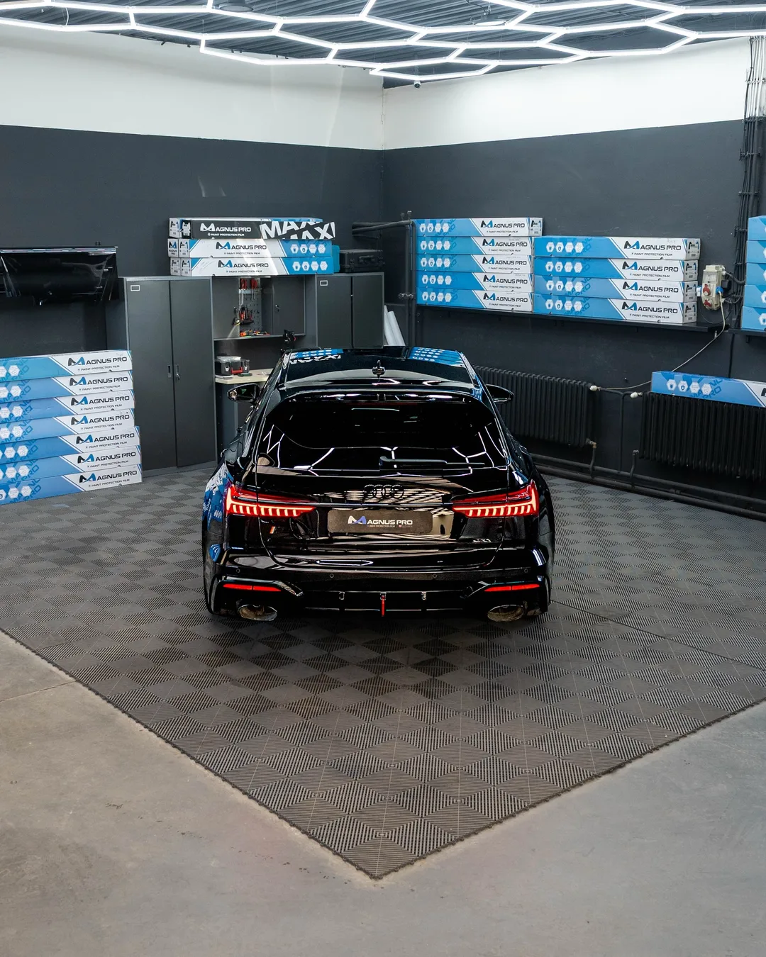 Čierne Audi RS6 GT chránené fóliou Magnus Pro v aplikačnom centre v Košiciach