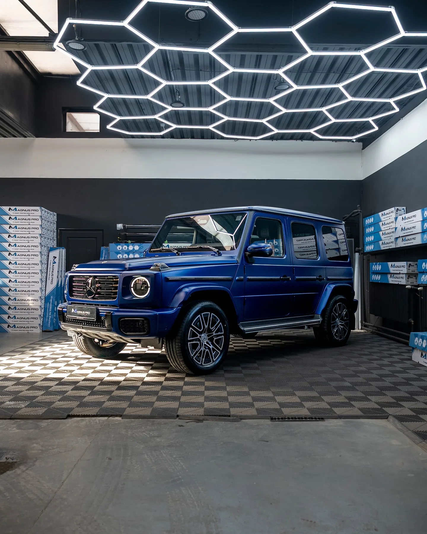 Modrý Mercedes-Benz G450d z boku so saténovo matným povrchom fólie Magnus Pro Matte v aplikačnom centre