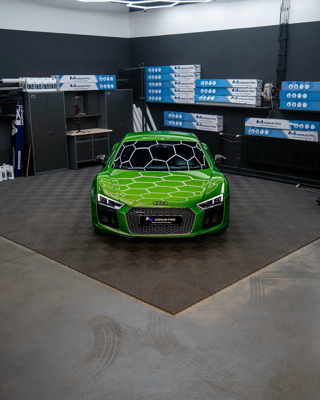 Zelené Audi R8 chránené fóliou Magnus Pro v aplikačnom centre v Košiciach