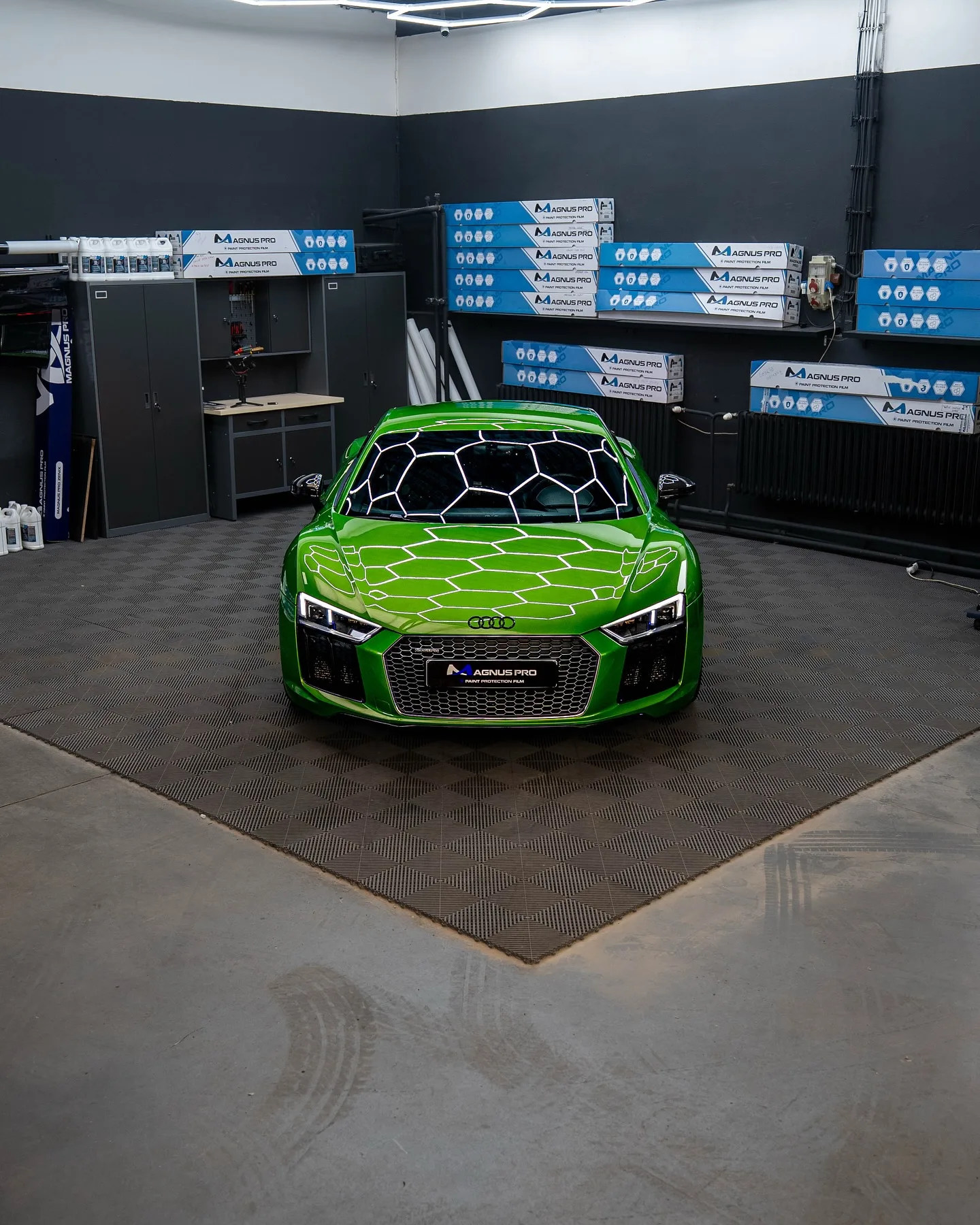 Zelené Audi R8 chránené fóliou Magnus Pro v aplikačnom centre v Košiciach