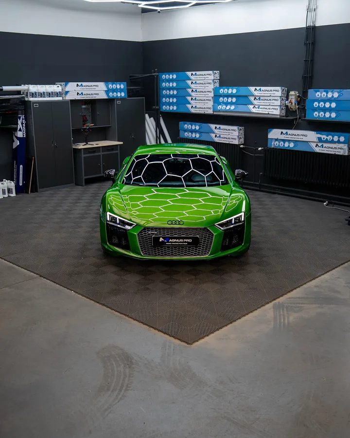 Zelené Audi R8 spredu s odrazom šesťuholníkových svetiel na kapote