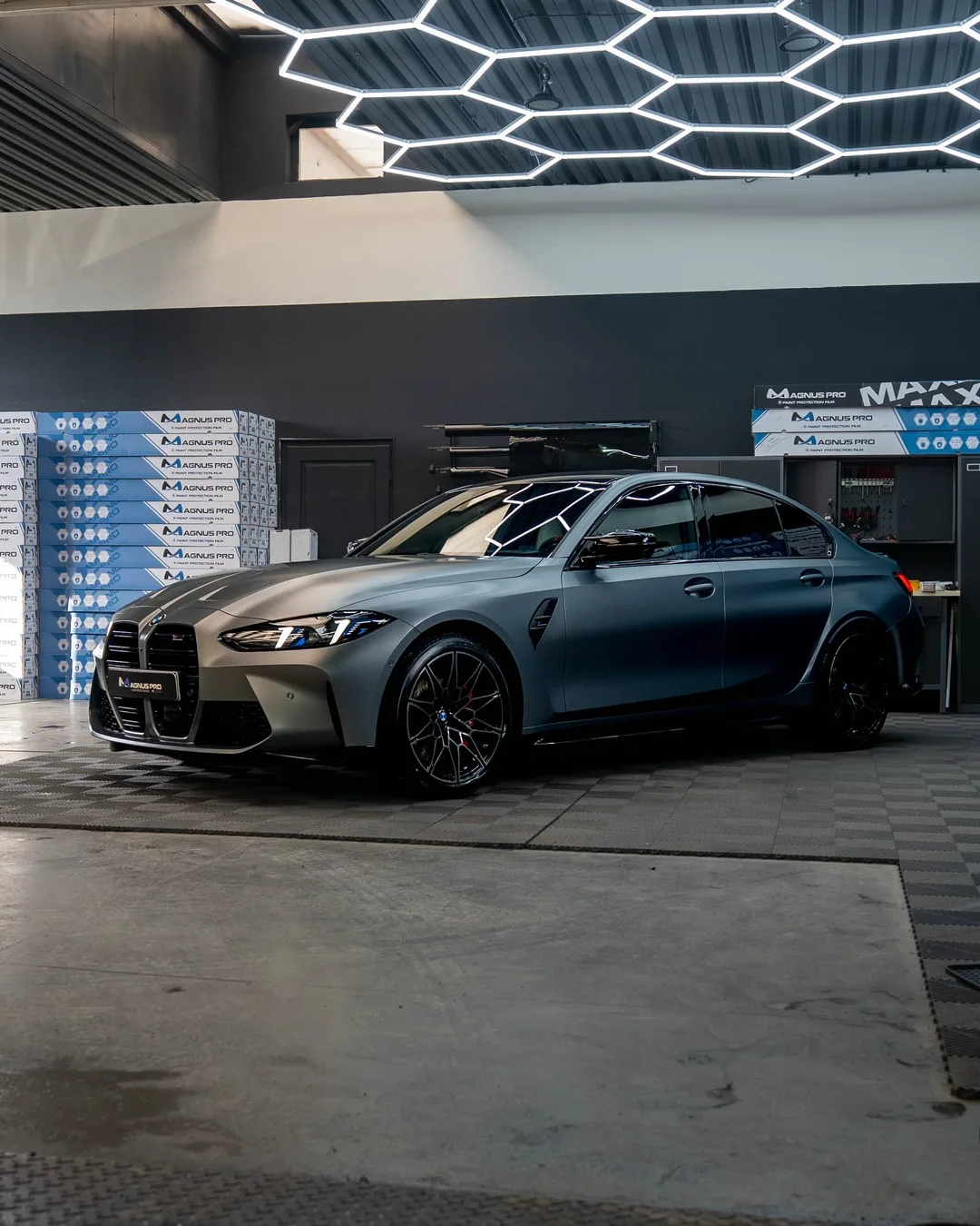 Sivé BMW M3 Competition s matnou fóliou Magnus Pro Matte v aplikačnom centre v Košiciach