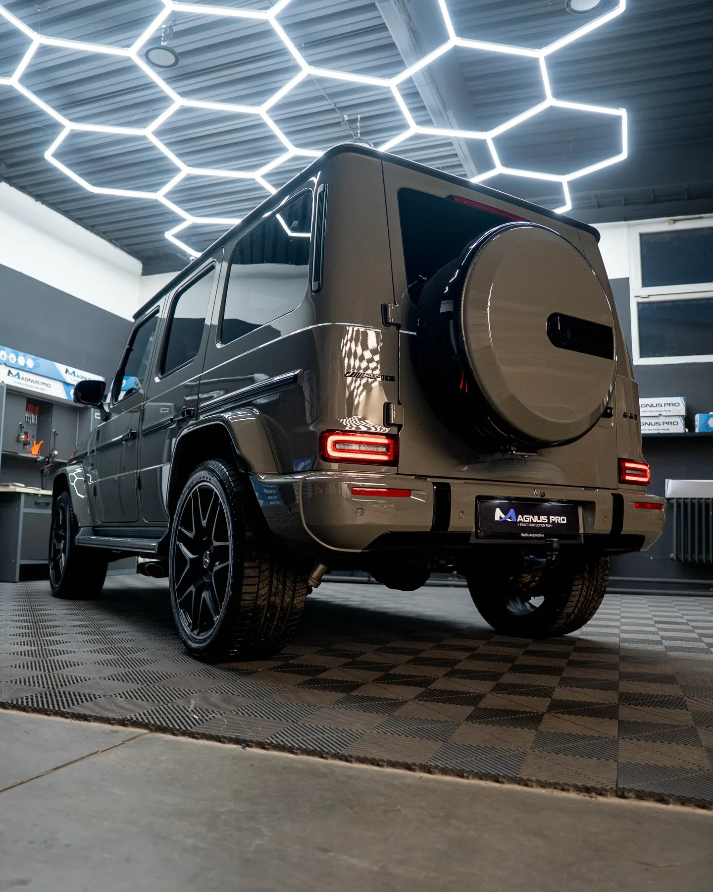 Sivý Mercedes-Benz G63 chránený fóliou Magnus Pro v aplikačnom centre v Košiciach