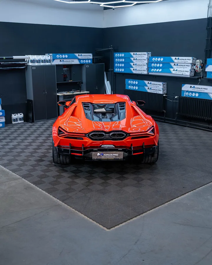 Oranžové Lamborghini Revuelto zozadu v aplikačnom centre