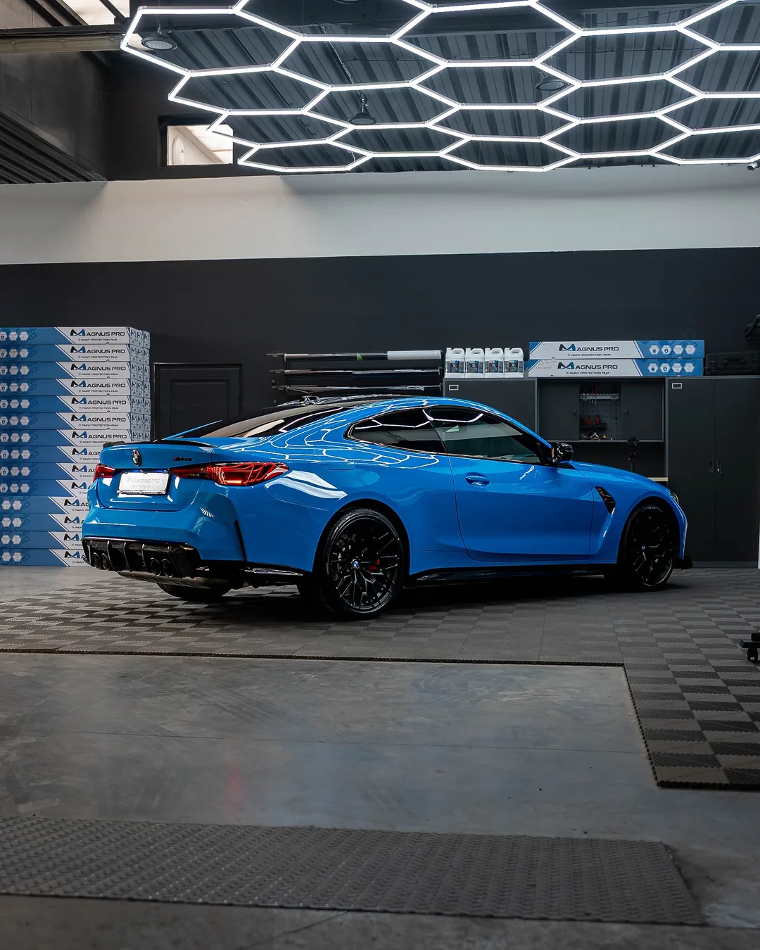 Modré BMW M4 CS chránené fóliou Magnus Pro v aplikačnom centre v Košiciach