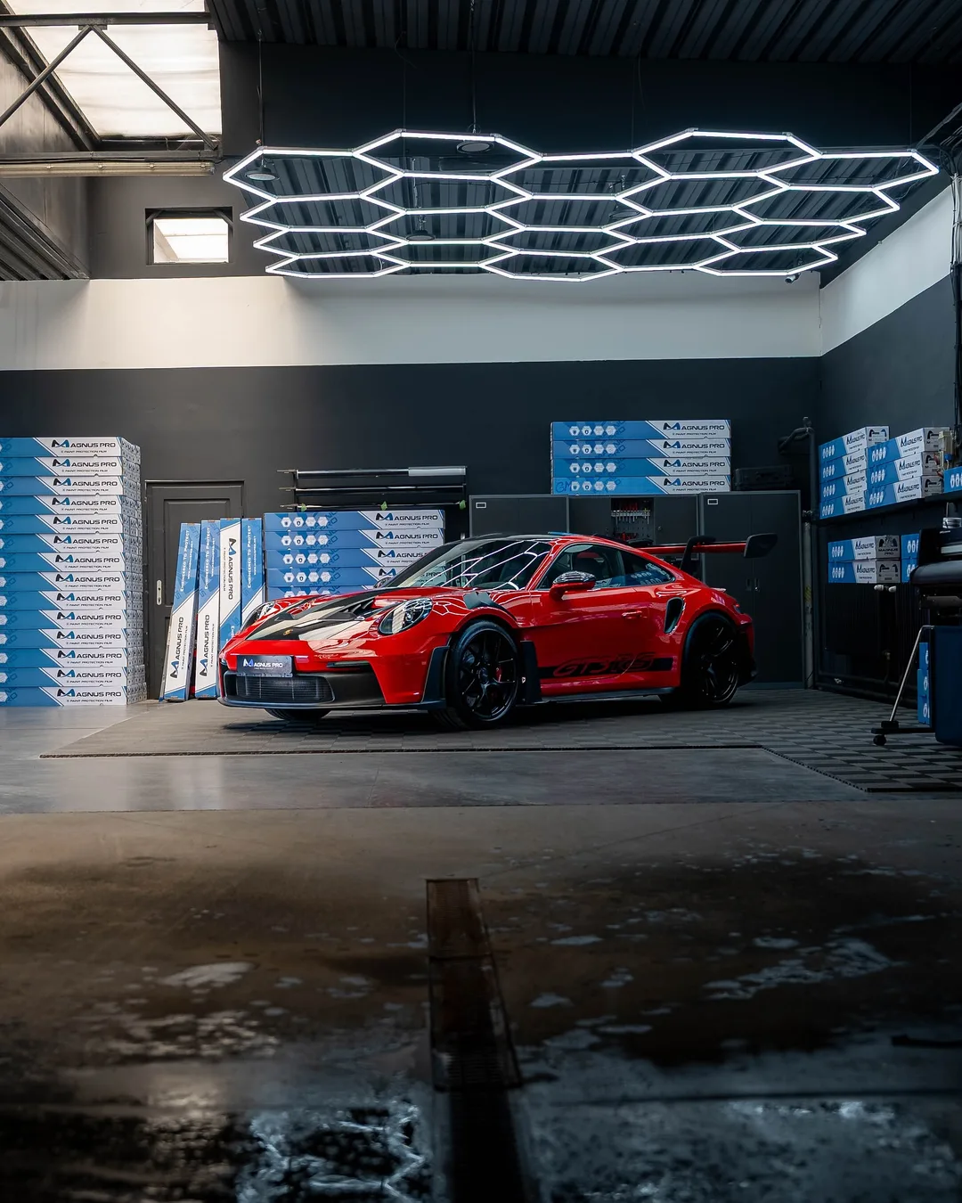 Červené Porsche 911 GT3 RS chránené fóliou Magnus Pro v aplikačnom centre v Košiciach