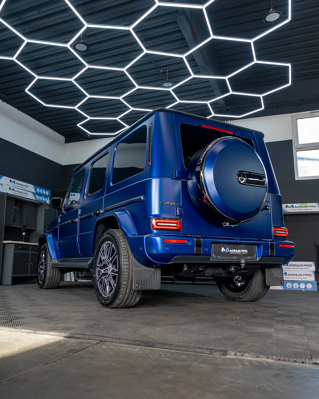 Modrý Mercedes-Benz G450d s matnou fóliou Magnus Pro Matte v aplikačnom centre v Košiciach