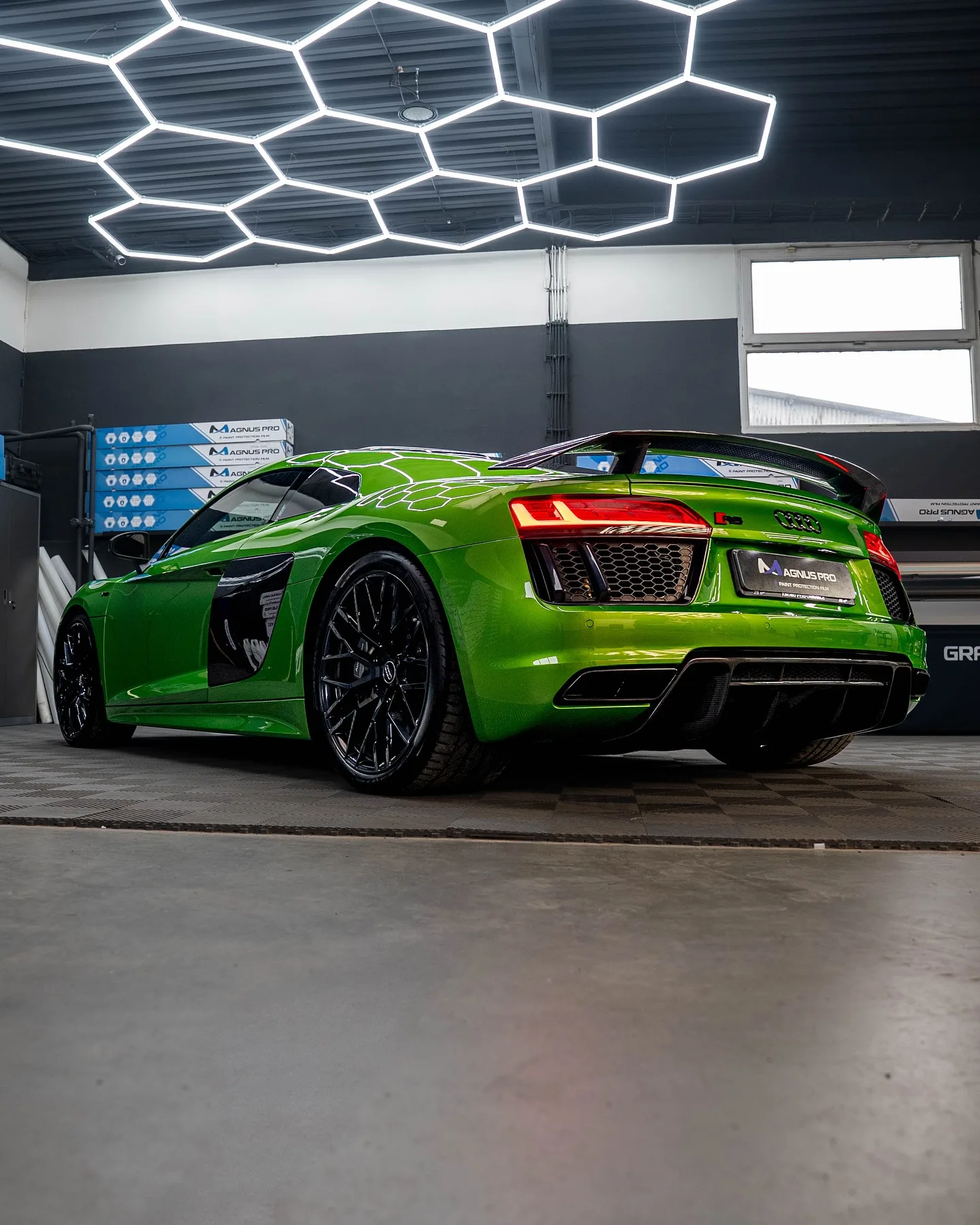 Zelené Audi R8 zozadu s lesklou ochrannou fóliou Magnus Pro Optimum