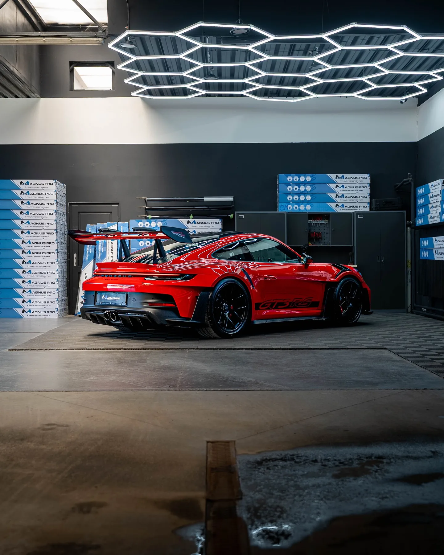 Červené Porsche 911 GT3 RS chránené fóliou Magnus Pro v aplikačnom centre v Košiciach
