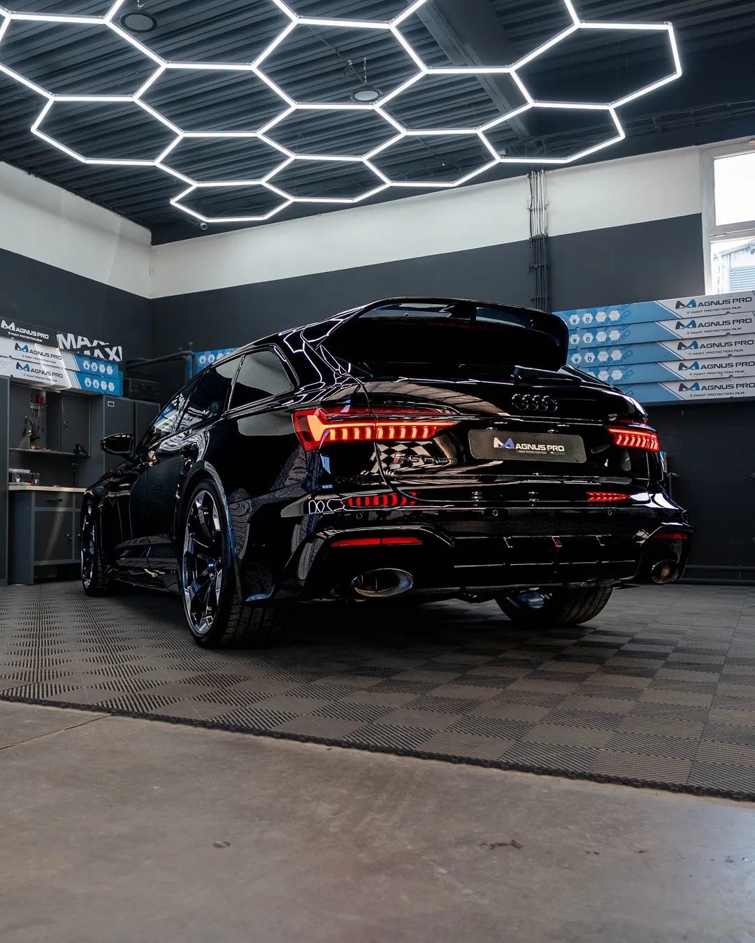Čierne Audi RS6 GT chránené fóliou Magnus Pro v aplikačnom centre v Košiciach