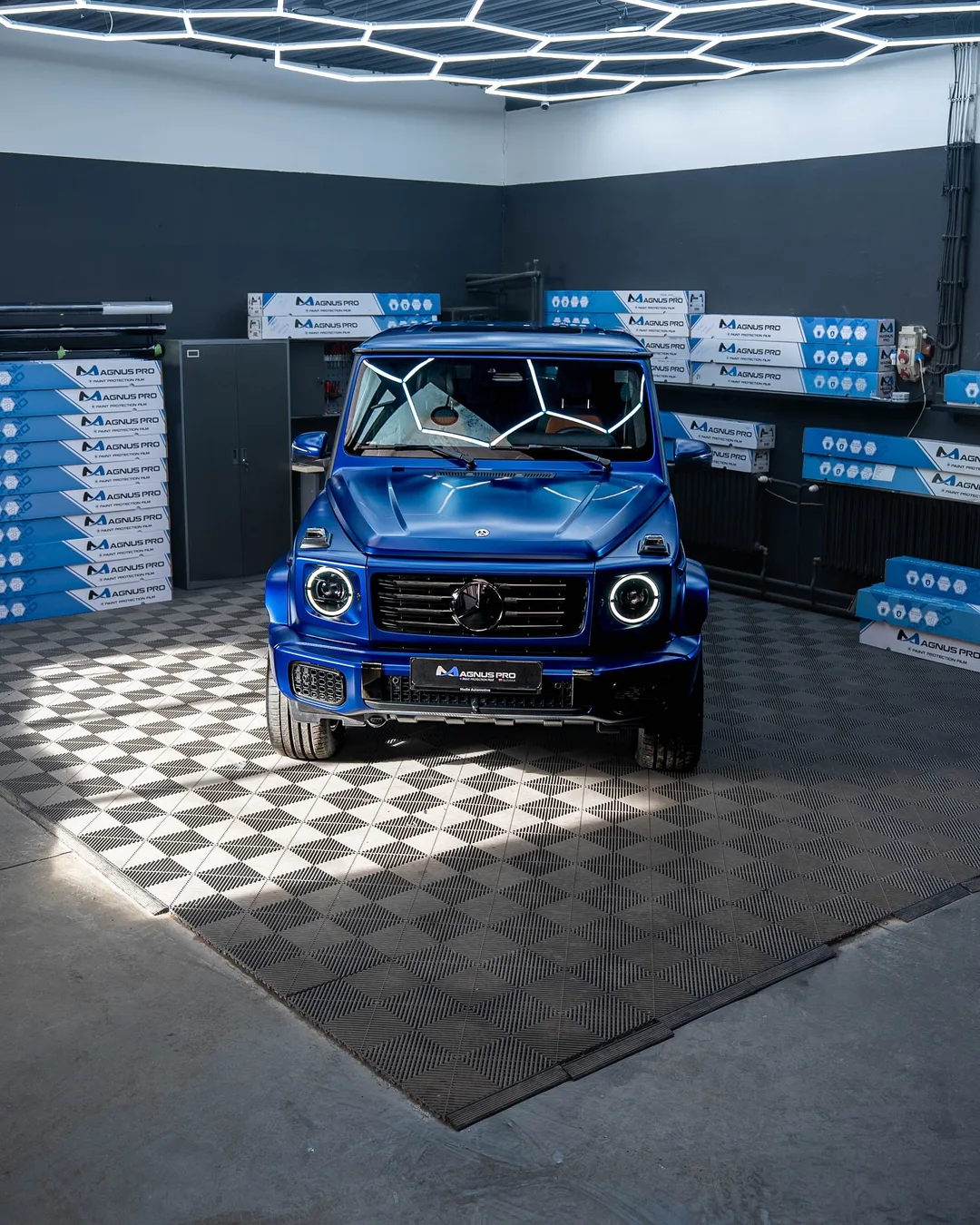 Modrý Mercedes-Benz G450d s matnou fóliou Magnus Pro Matte v aplikačnom centre v Košiciach