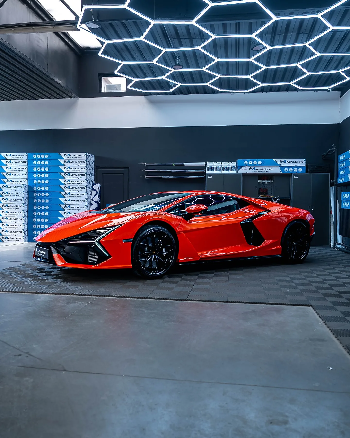 Oranžové Lamborghini Revuelto chránené fóliou Magnus Pro v aplikačnom centre v Košiciach