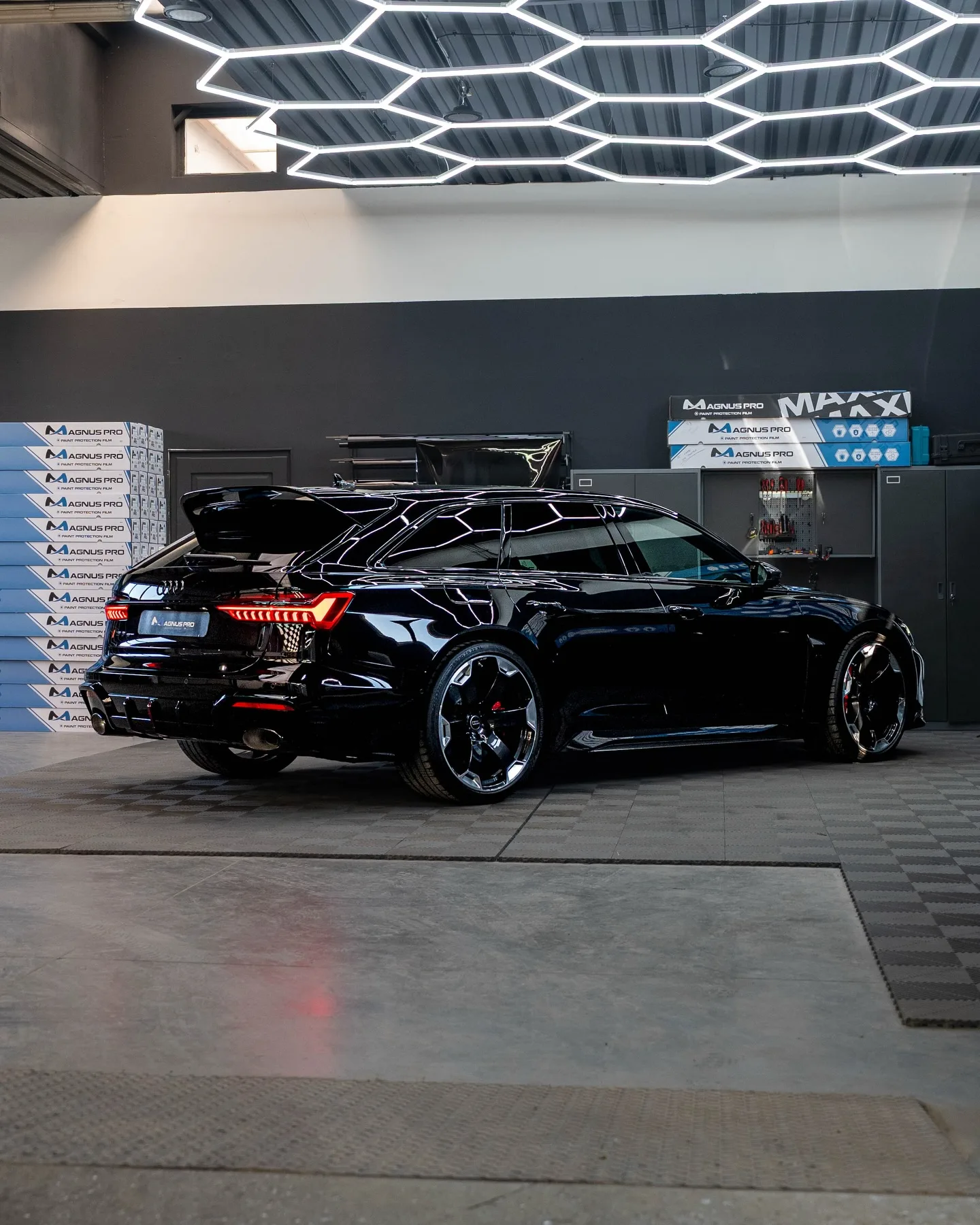 Čierne Audi RS6 GT chránené fóliou Magnus Pro v aplikačnom centre v Košiciach