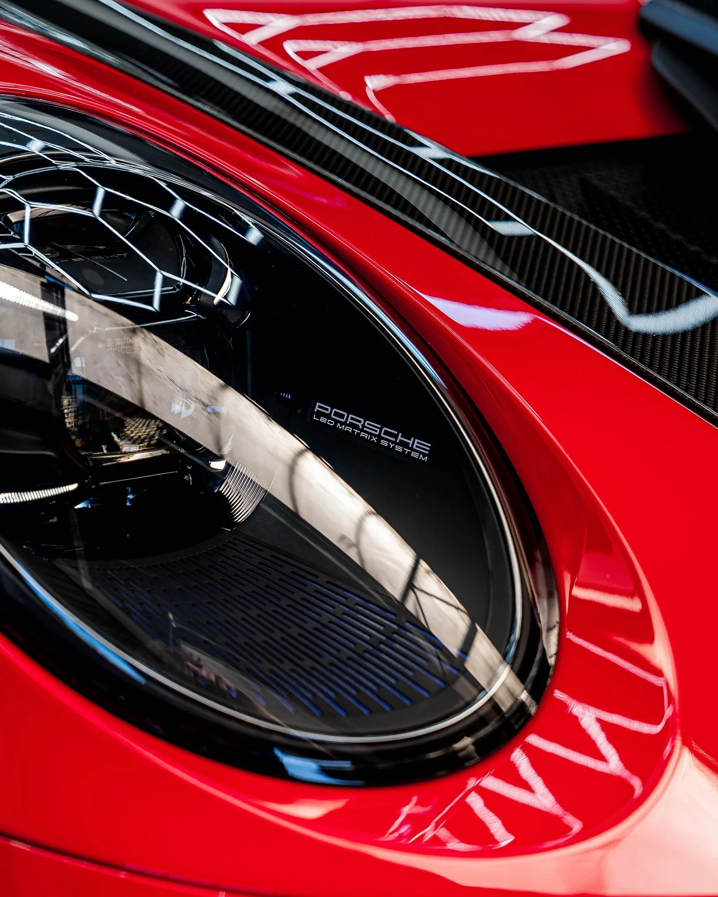 Červené Porsche 911 GT3 RS chránené fóliou Magnus Pro v aplikačnom centre v Košiciach