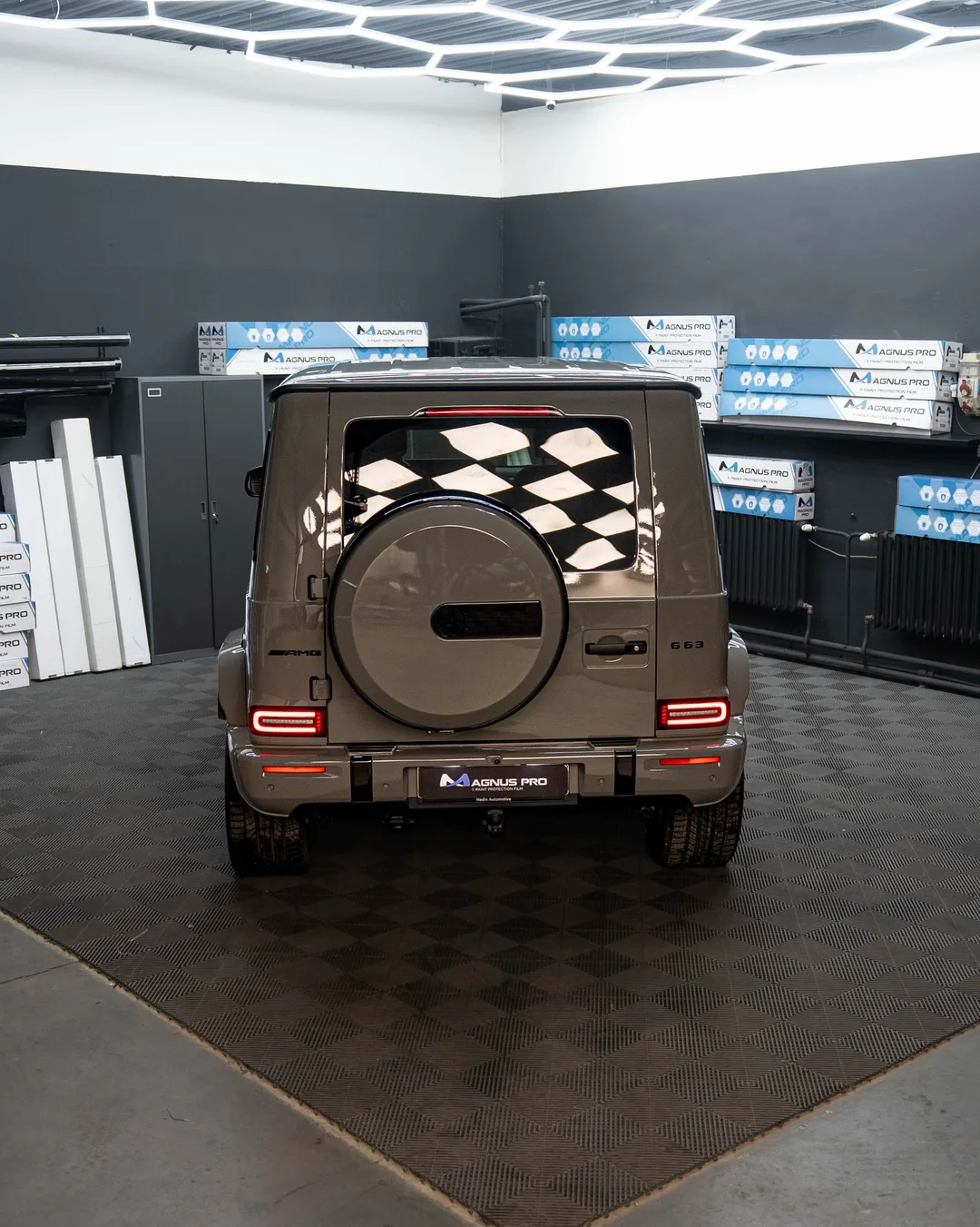 Sivý Mercedes-Benz G63 chránený fóliou Magnus Pro v aplikačnom centre v Košiciach