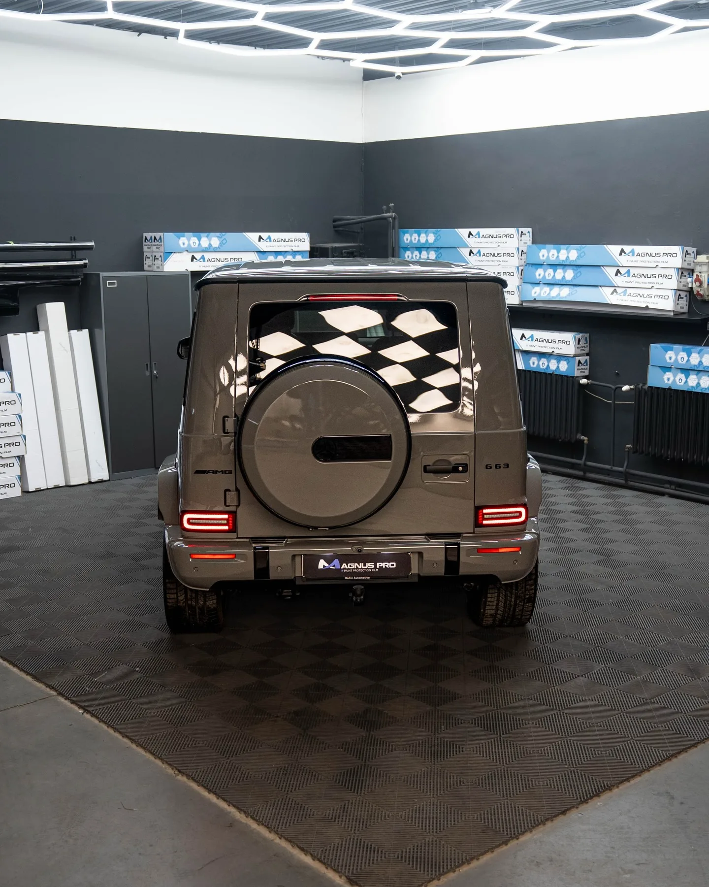 Sivý Mercedes-Benz G63 chránený fóliou Magnus Pro v aplikačnom centre v Košiciach