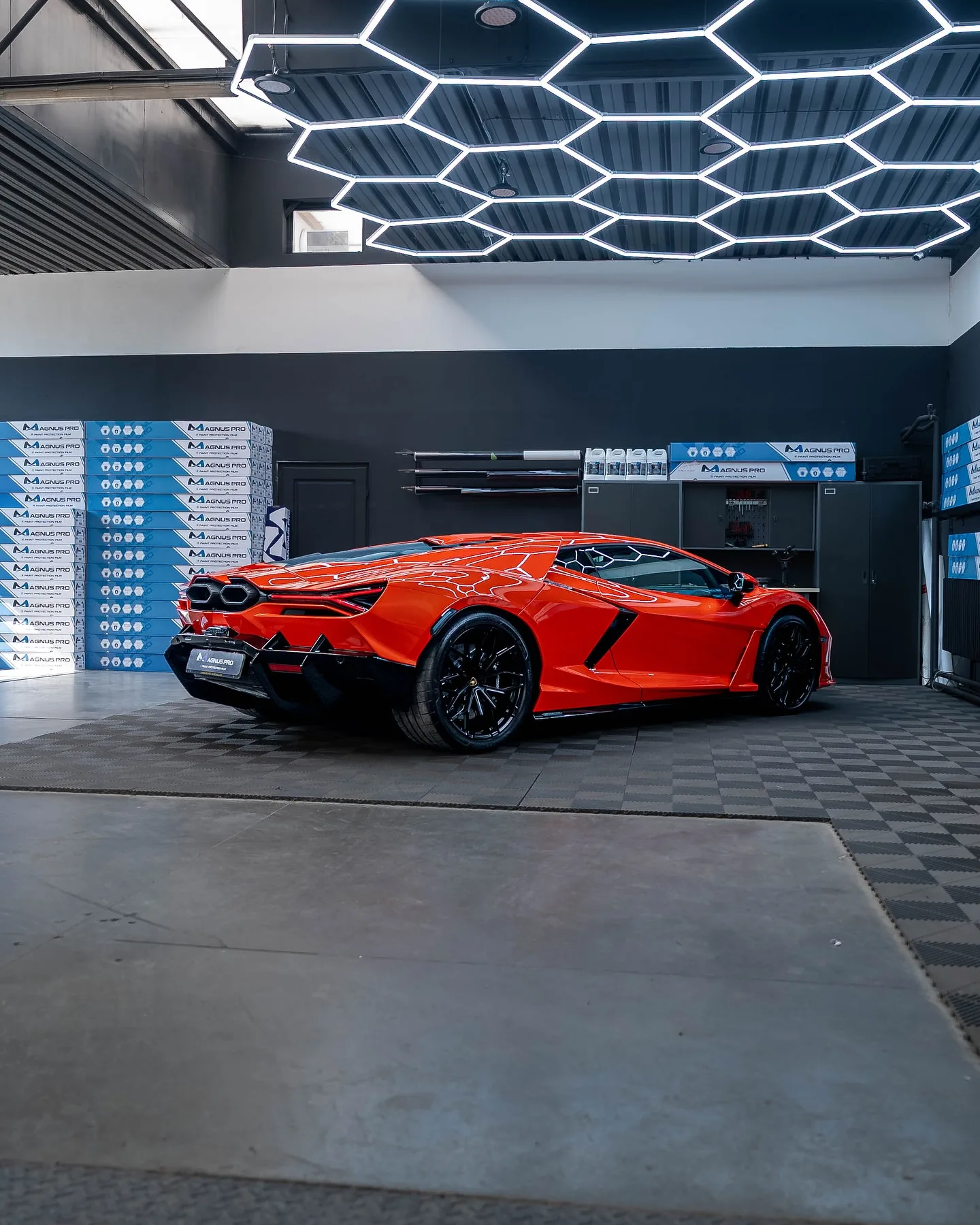 Oranžové Lamborghini Revuelto chránené fóliou Magnus Pro v aplikačnom centre v Košiciach