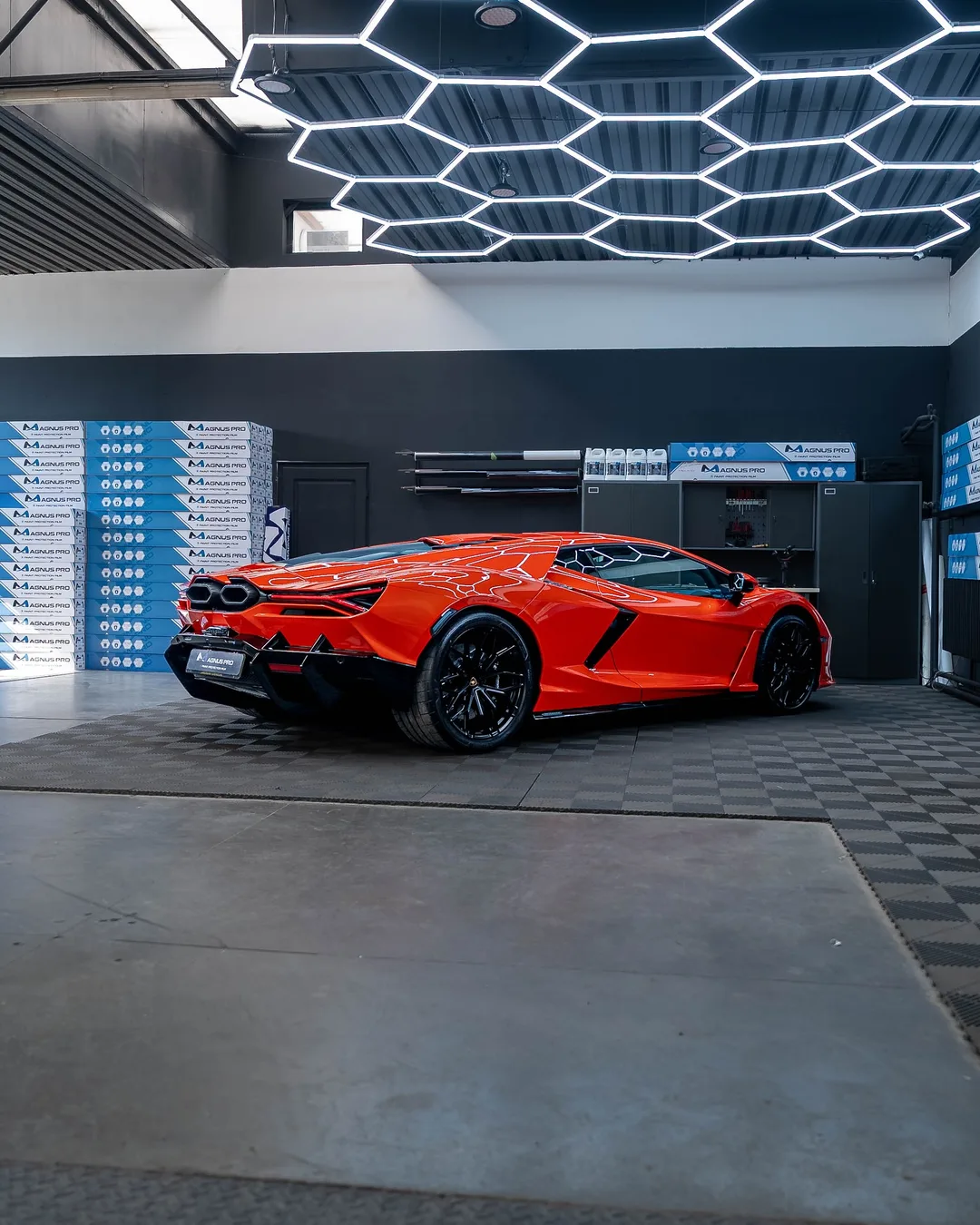Oranžové Lamborghini Revuelto chránené fóliou Magnus Pro v aplikačnom centre v Košiciach