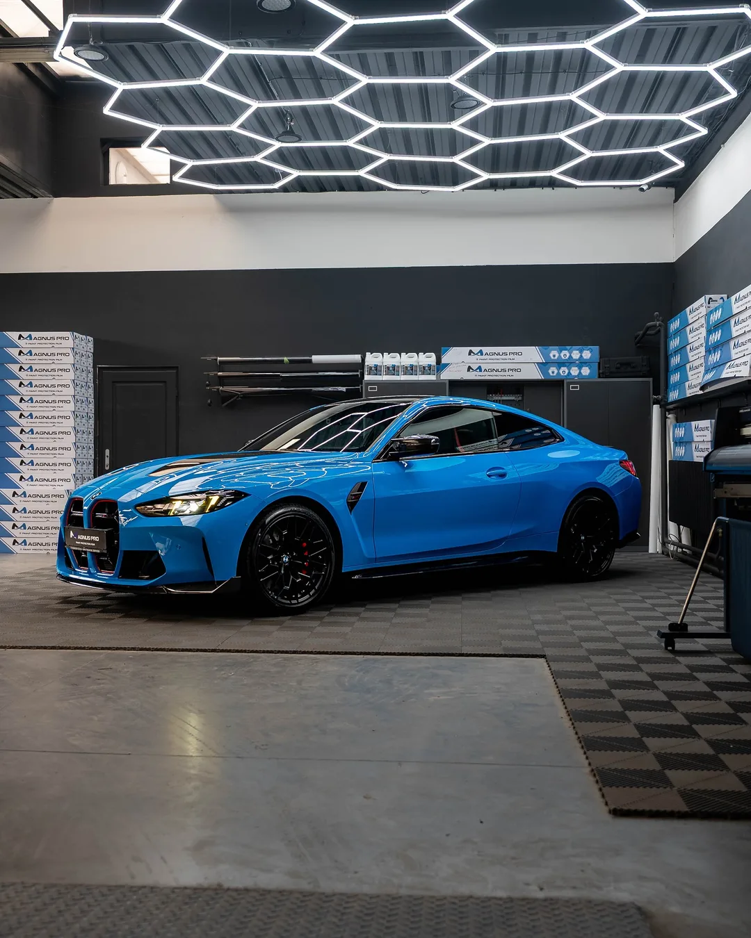 Modré BMW M4 CS chránené fóliou Magnus Pro v aplikačnom centre v Košiciach