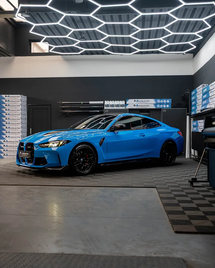 Modré BMW M4 CS z boku spredu v aplikačnom centre