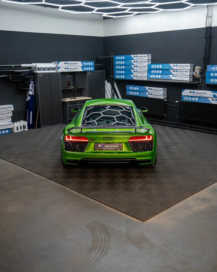 Zelené Audi R8 zozadu v aplikačnom centre