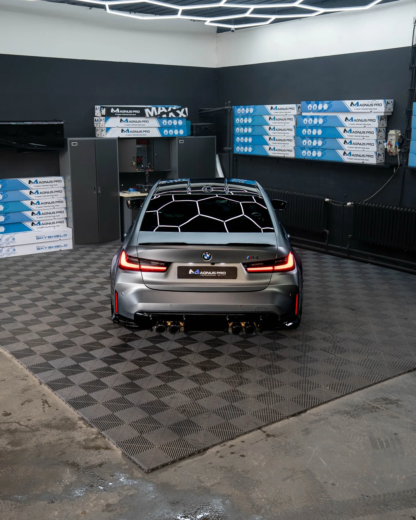 Sivé BMW M3 Competition s matnou fóliou Magnus Pro Matte v aplikačnom centre v Košiciach