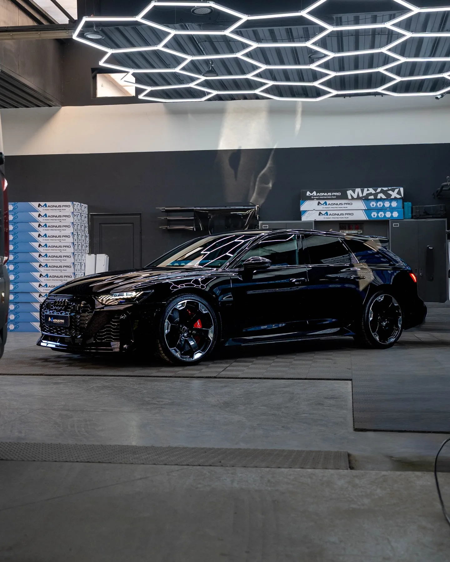 Čierne Audi RS6 GT chránené fóliou Magnus Pro v aplikačnom centre v Košiciach
