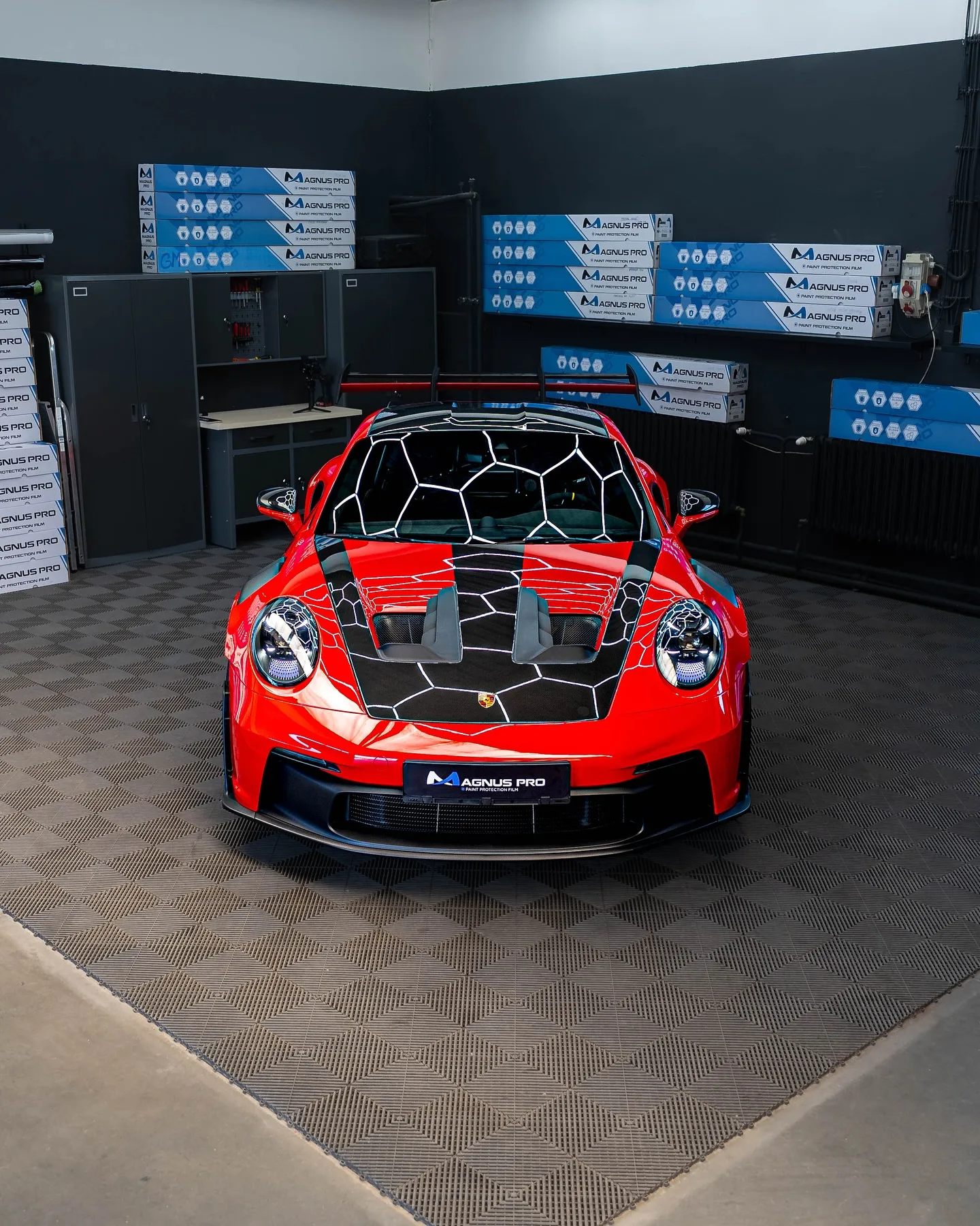 Červené Porsche 911 GT3 RS chránené fóliou Magnus Pro v aplikačnom centre v Košiciach