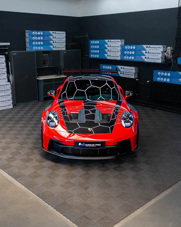 Červené Porsche 911 GT3 RS spredu s karbónovou kapotou