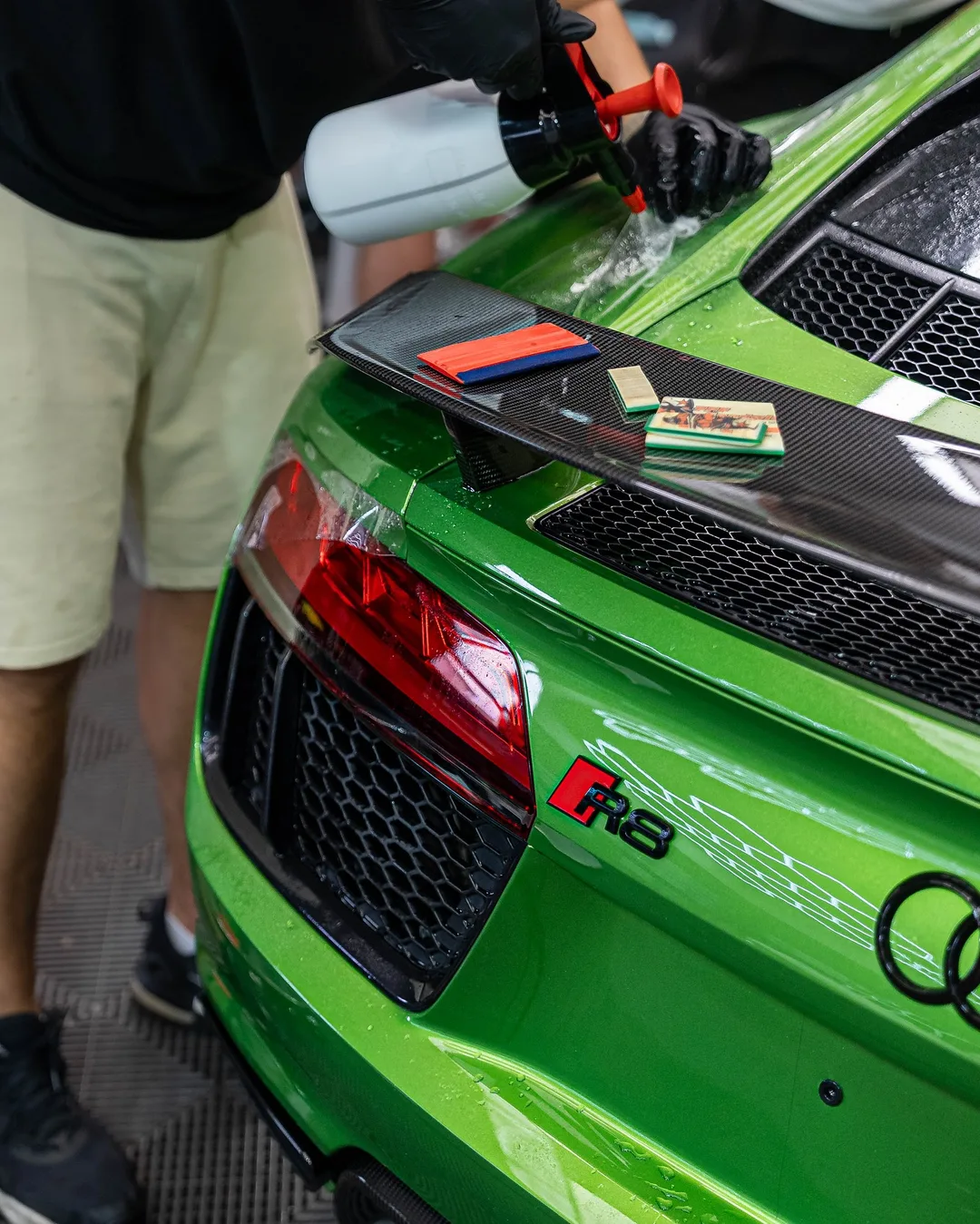 Zelené Audi R8 chránené fóliou Magnus Pro v aplikačnom centre v Košiciach