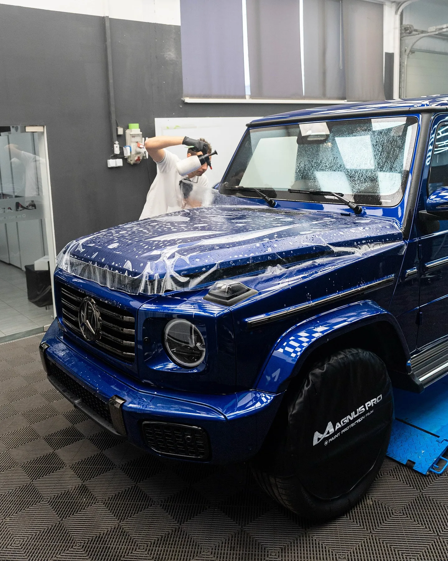 Modrý Mercedes-Benz G450d s matnou fóliou Magnus Pro Matte v aplikačnom centre v Košiciach