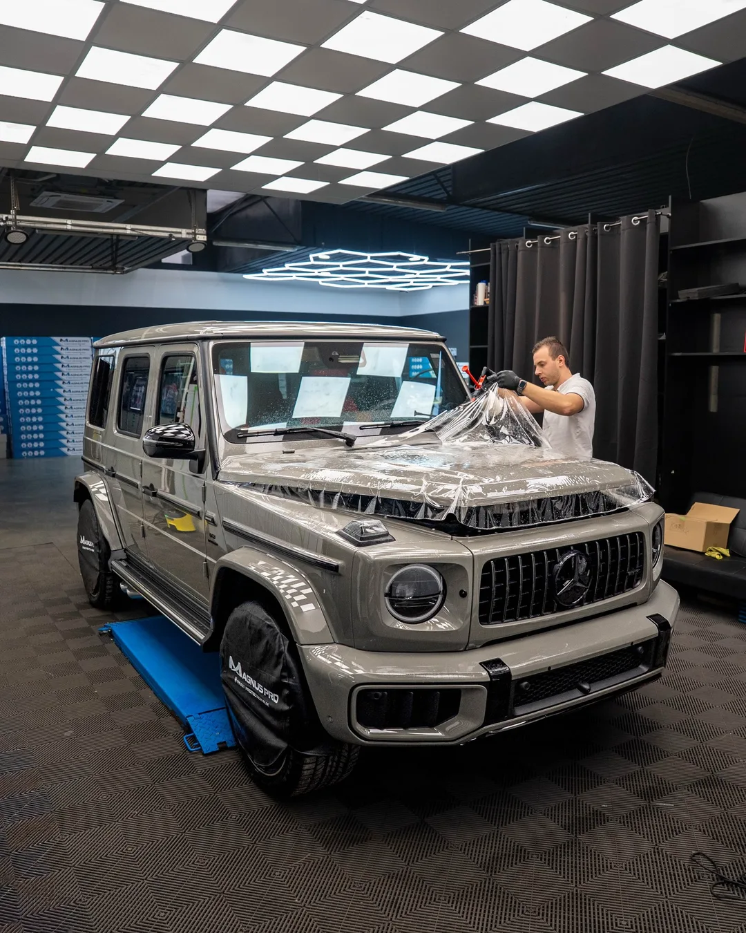 Sivý Mercedes-Benz G63 chránený fóliou Magnus Pro v aplikačnom centre v Košiciach