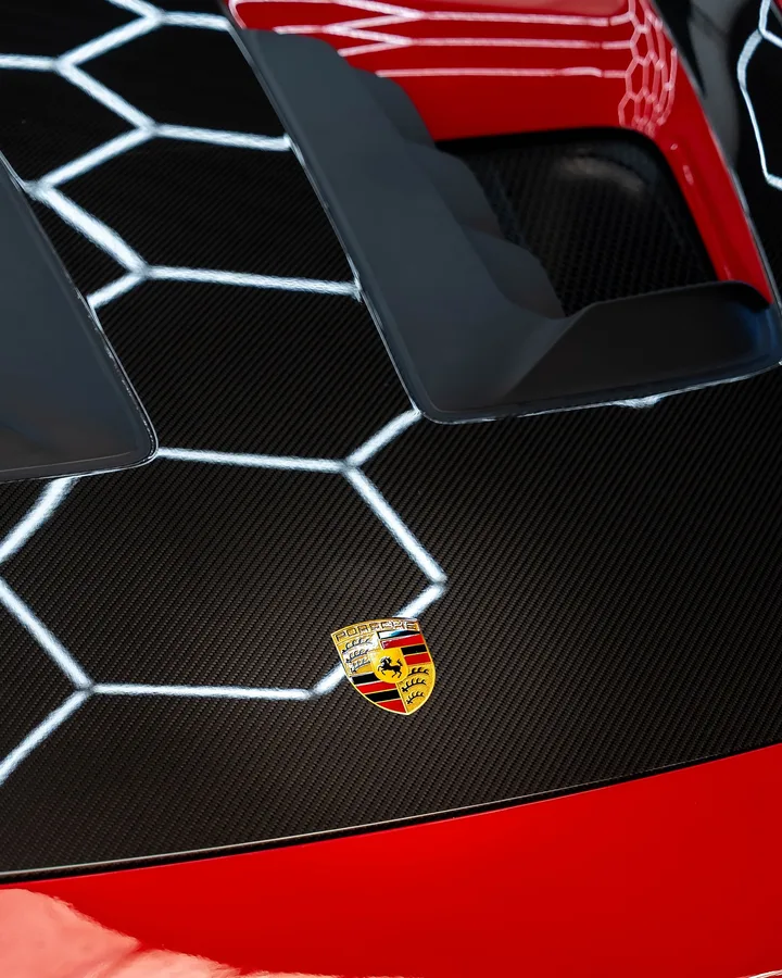 Detail karbónovej kapoty Porsche 911 GT3 RS so znakom Porsche