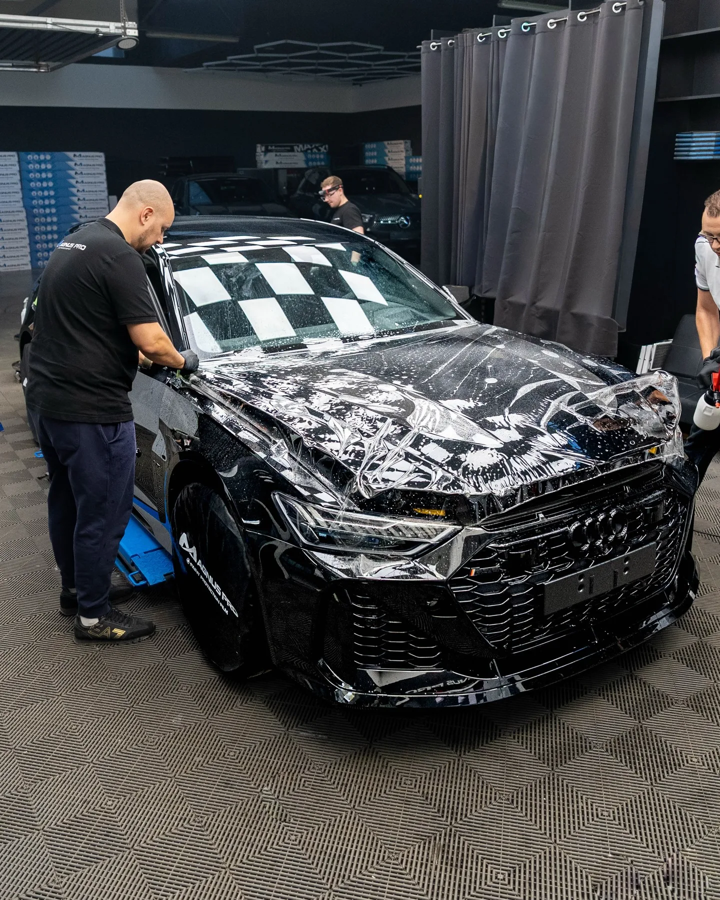 Čierne Audi RS6 GT chránené fóliou Magnus Pro v aplikačnom centre v Košiciach