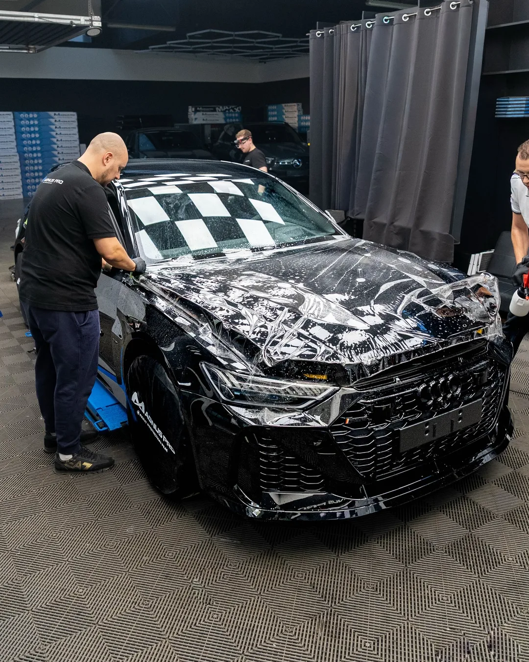 Čierne Audi RS6 GT chránené fóliou Magnus Pro v aplikačnom centre v Košiciach