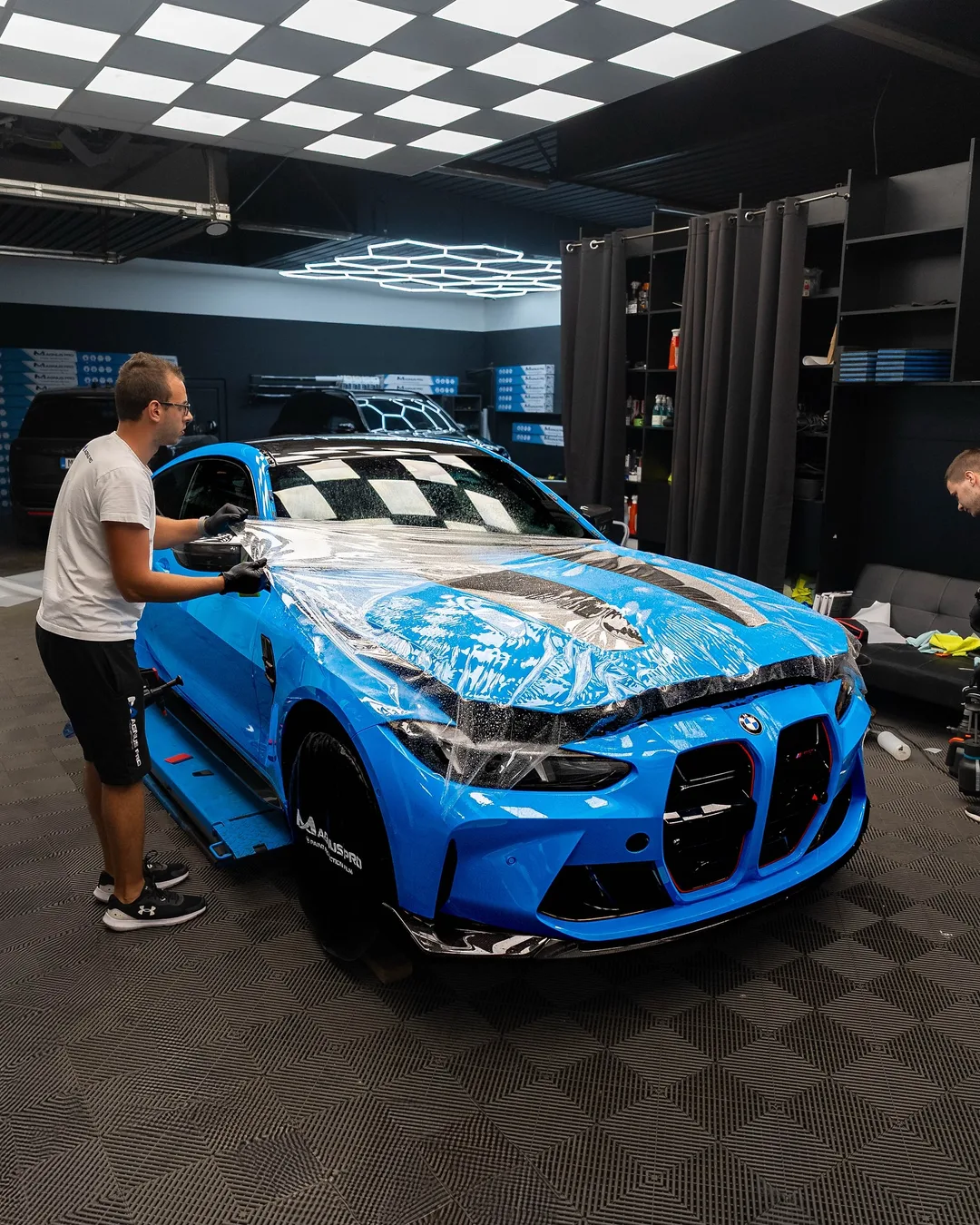 Modré BMW M4 CS chránené fóliou Magnus Pro v aplikačnom centre v Košiciach