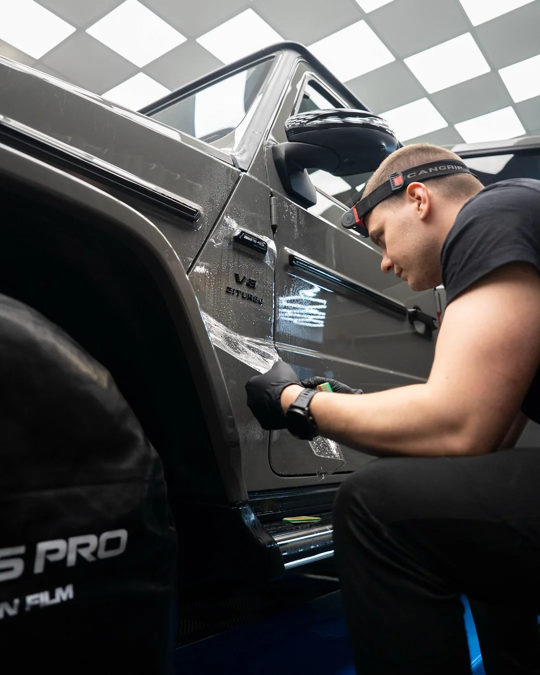 Sivý Mercedes-Benz G63 chránený fóliou Magnus Pro v aplikačnom centre v Košiciach